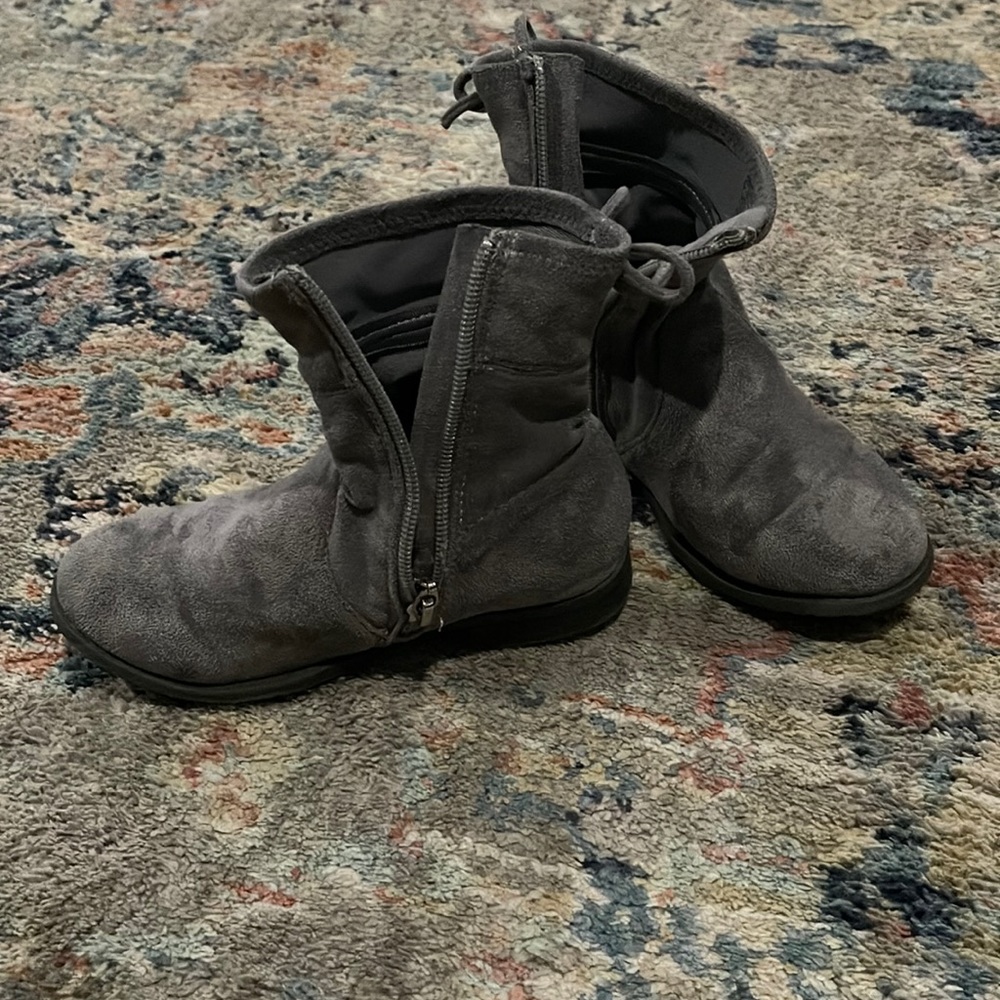 Stuart weitzmen sued Toddler boots size 11